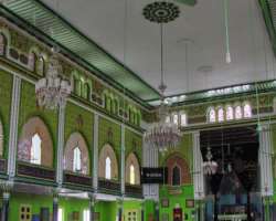 It is a U-shaped building having Ayina Khaana and Chini Khaana. The residential palace is perpendicular and lies in the middle.